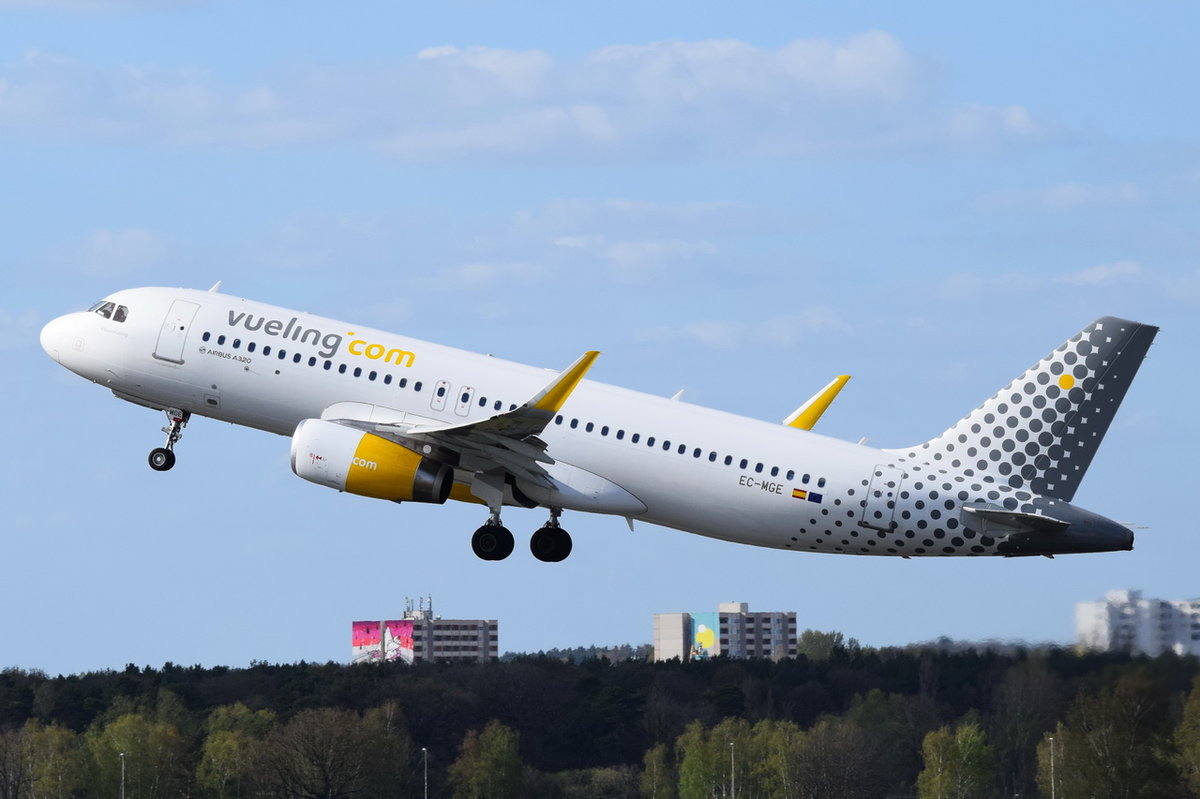 EC-MGE Vueling Airbus A320-232(WL)  in Tegel gestartet am 20.04.2016