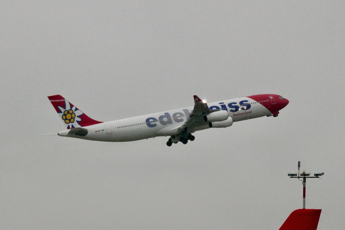 Edelweiss, A340-300, HB-JME,  Pilatus , 8.12.21, Zürich