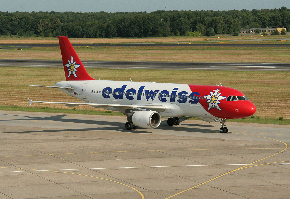 Edelweiss Air A 320-214 HB-IHZ bei der Ankunft in Berlin-Tegel am 06.07.2013