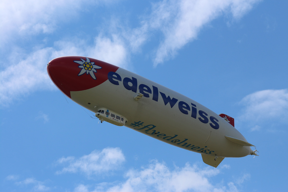 Edelweiss Zeppelin bei Rellikon (Egg bei Zürich) am 24.05.2015.