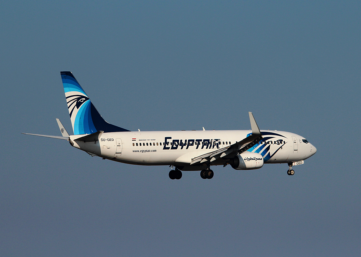 EgyptAir B 737-866 SU-GED bei der Landung in Berlin-Schnefeld am 14.02.2015