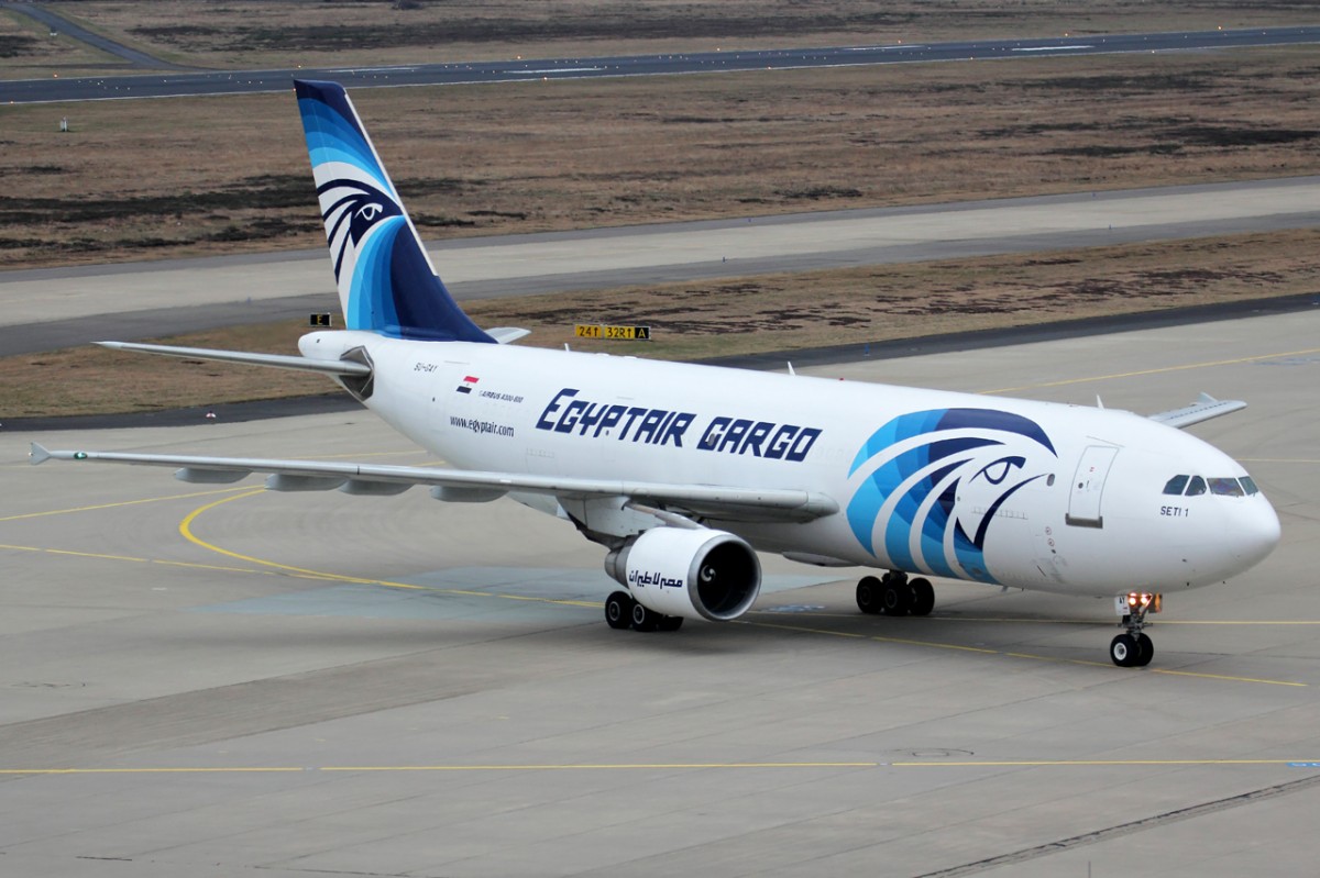 Egyptair Cargo SU-GAY rollt zur Parkposition in Köln/Bonn 15.3.2015