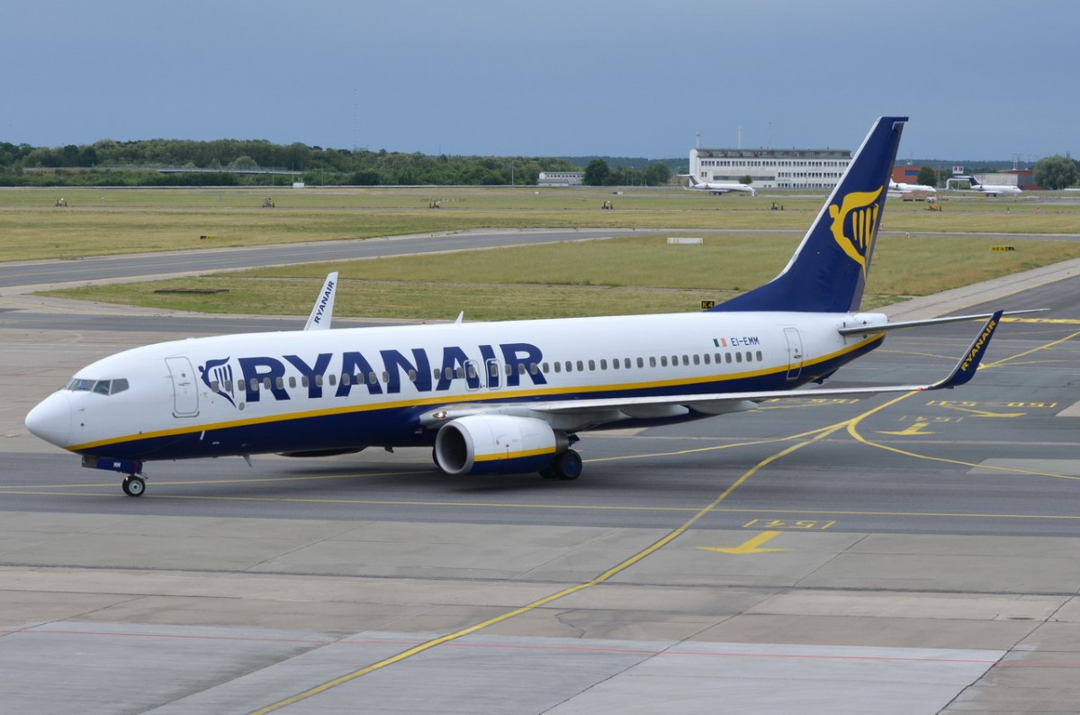 EI-EMM Ryanair Boeing 737-8AS(WL)   in Schönefeld zum Gate    07.06.2015