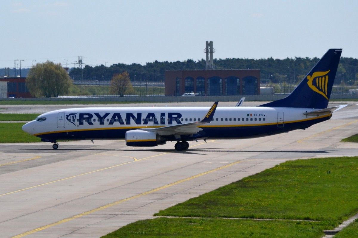 EI-ESV Ryanair Boeing 737-8AS (WL)  gelandet in Schönefeld  17.04.2014