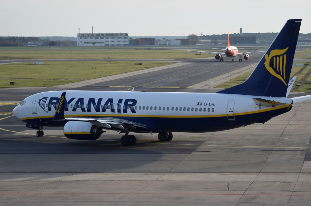 EI-EVO Ryanair Boeing 737-8AS(WL)  zum Gate am 27.12.2015 in Schönefeld