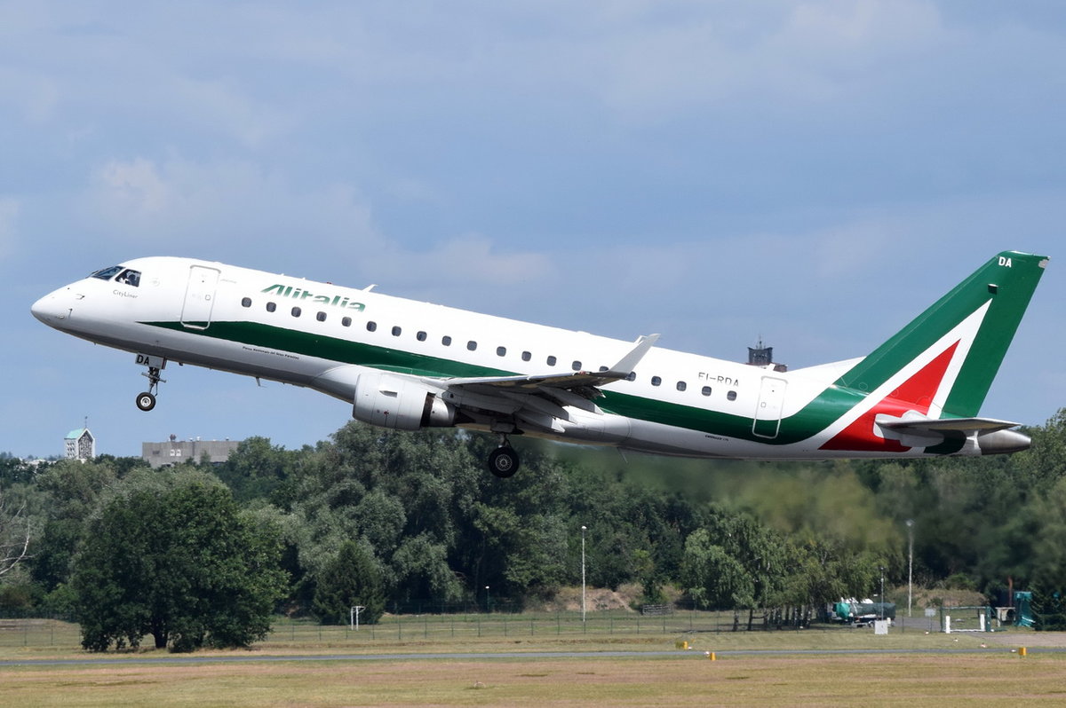 EI-RDA Alitalia Cityliner Embraer ERJ-175STD (ERJ-170-200)   in Tegel gestartet am 07.07.2016