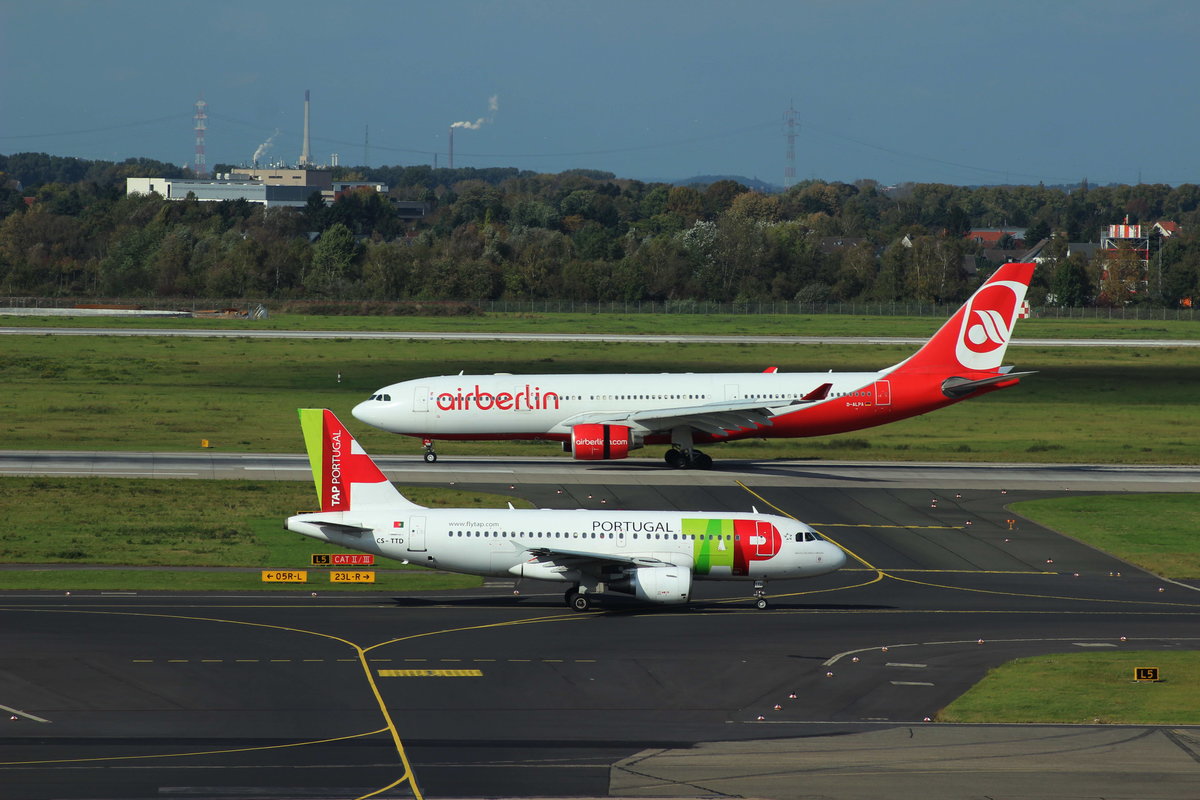 Ein A319 CS-TTD der portugisichen Fluggesellschaft TAP auf dem Rückweg nach Lissabon, im Hintergrund ist grade eine A330-200 D-ALPI der Airberlin gelandet.
Die mittlerweile historische Aufnahme entstand am 10.10.2014 am Flughafen Düsseldorf.