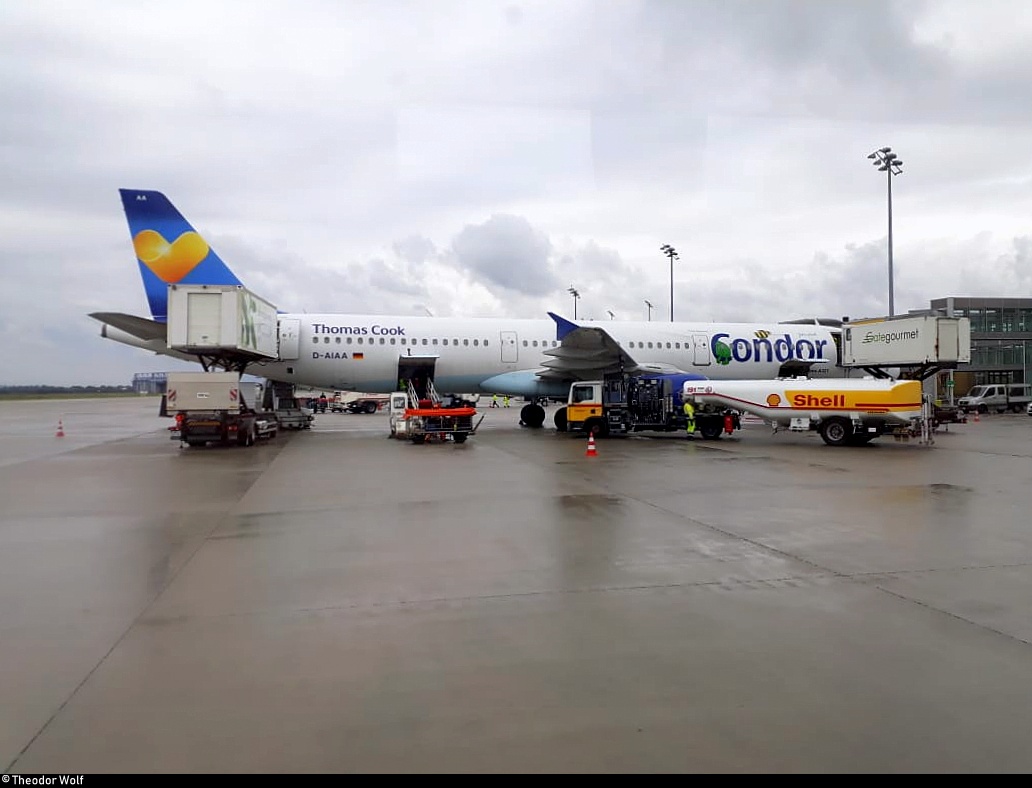Ein Airbus A321-200 (D-AIAA | 1607) von Condor steht im Flughafen Leipzig/Halle während der Beladung und Betankung. Aufgenommen während einer Besichtigungstour mit dem Bus.
Die Aufnahme stammt von Theodor Wolf und wurde zur Veröffentlichung freigegeben. [© Theodor Wolf | August 2017]