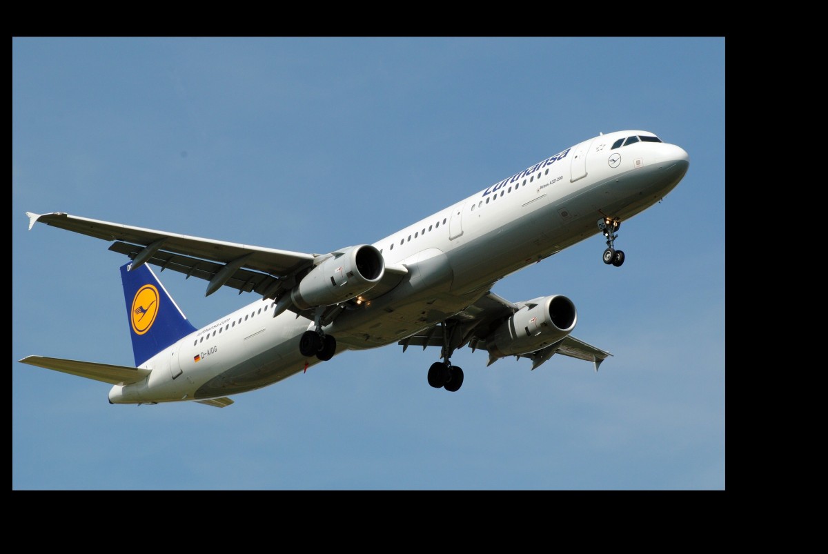 Ein Airbus A321-200 von Lufthansa mit der Kennung  D-AIDG  im Anflug auf den Flughafen Stuttgart(STR).

Aufgenommen am 15.08.13 