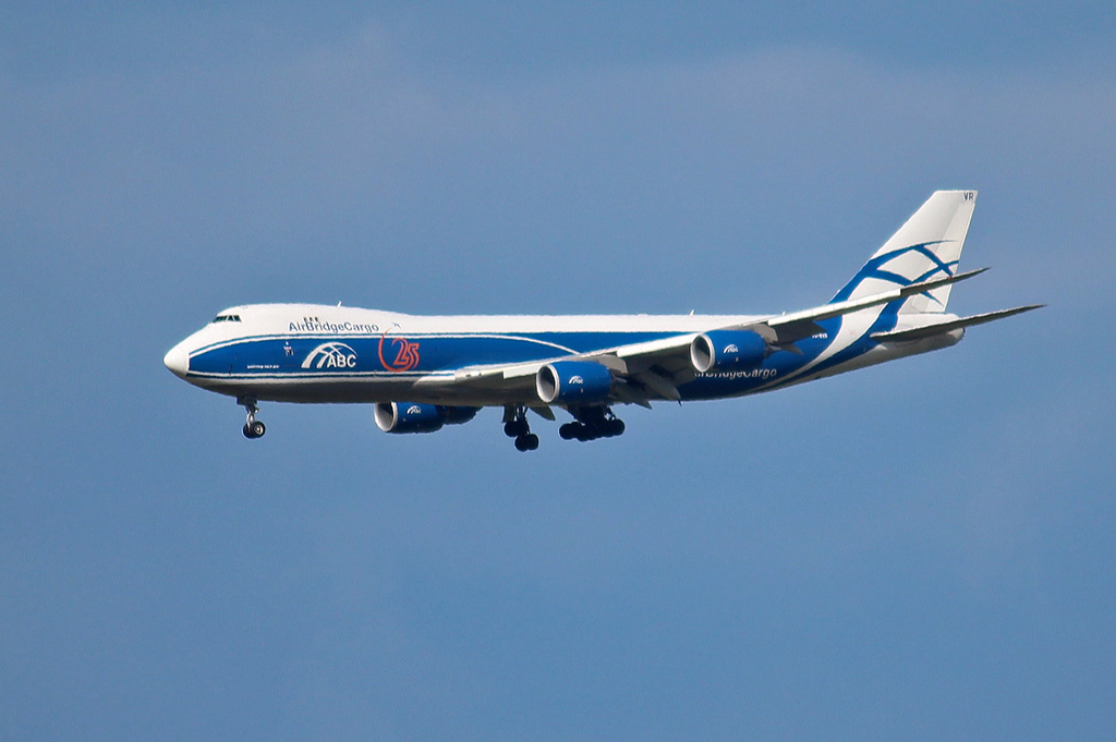 Eine Boeing 747-867(F) der AirBridgeCargo, aus Moskau kommend, am 16.04.2017 beim Landeanflug auf den Flughafen Leipzig-Halle. Kennung VQ-BVR