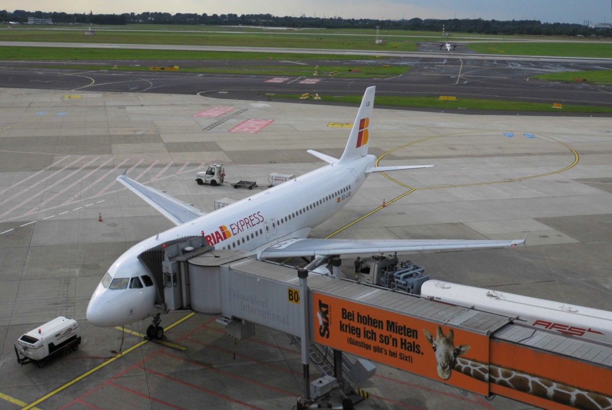Einer von 15 Airbus A 320-200 (Kennung: EC-LUD) der 2011 gegründeten spanischen Billigfluggesellschaft Iberia Express am 24.7.14 auf dem Düsseldorfer Flughafen