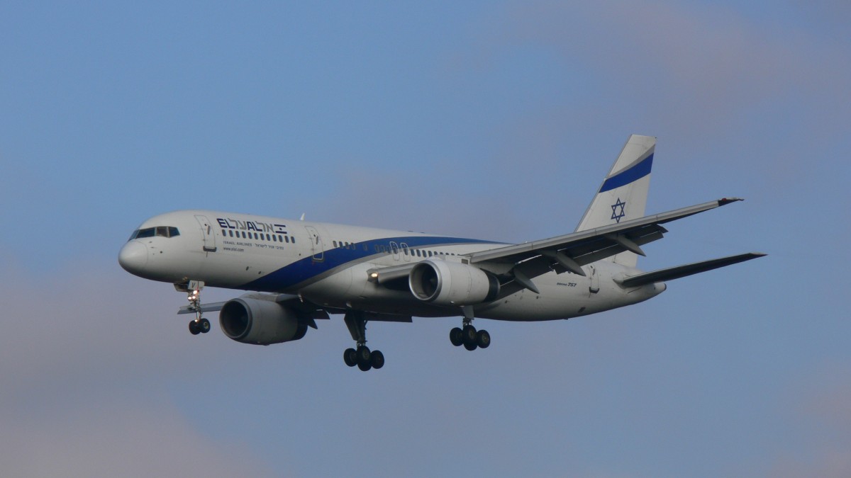 ELAL Israel Airlines 4X-EBV mit einer Boeing 757-258  am 16.01.2011 in Frankfurt