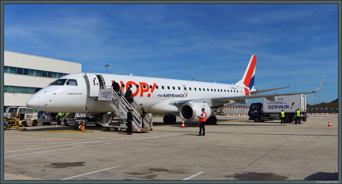 Embraer 190 F-HBLA der Regionalfluggesellschaft HOP! auf dem Flughafen Paris Charles de Gaulle beim Boarding. (30.03.2017)