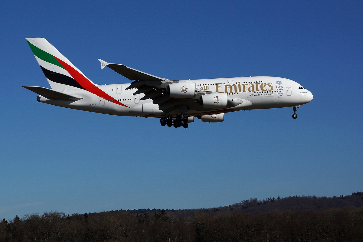 Emirates, A6-EDO, Airbus A380-861. Der A380 aus Dubai, pünktlich zur Mittagszeit kurz vor dem Aufsetzen auf der Bahn 14. Der weite Weg ( 60 km ) hat sich gelohnt, ich komme bald wieder. 6.2.2014