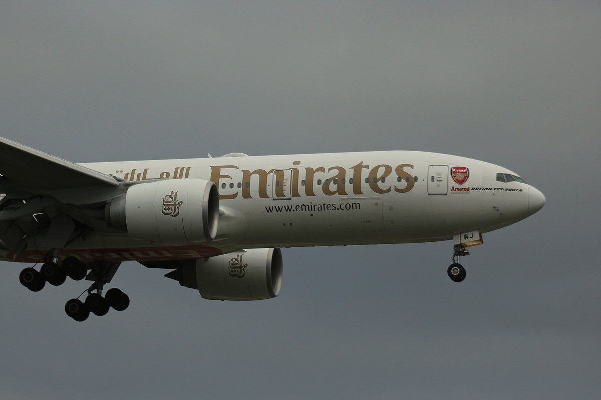 Emirates, A6-EWJ, (c/n 35590),Boeing 777-21H(LR), 09.06.2016,HAM-EDDH, Hamburg, Germany (Arsenal London livery) 