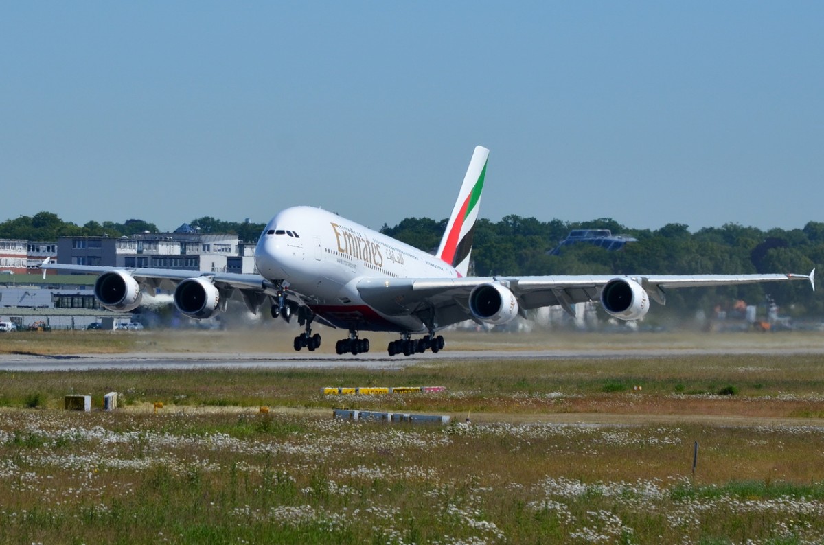 Emirates  Airbus A380-800  franz. Reg. F-WWSU , Landes Reg.  A6-EOK , Produktions Nr 0184 , beim Start in Hamburg-Finkenwerder  am 11.06.2015