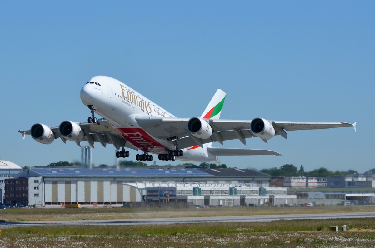 Emirates  Airbus A380-800  franz. Reg. F-WWSU , Landes Reg.  A6-EOK , Produktions Nr 0184 , in Hamburg-Finkenwerder gestartet  am 11.06.2015