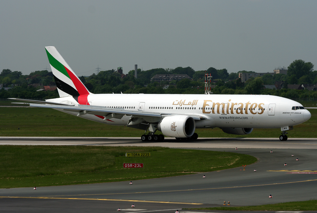 Emirates B777-200LR A6-EWG nach der Landung auf 05R in DUS / EDDL / Düsseldorf am 25.05.2010