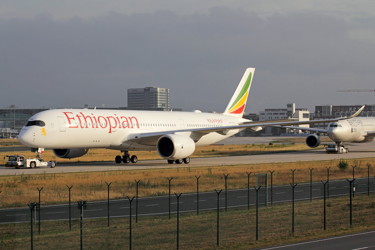 Ethiopian Airlines Airbus A350-941 ET-AVD wird zur Abstellposition geschleppt in Frankfurt 23.6.2018