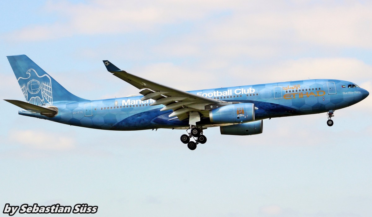ETIHAD A332 A6-EYE with Manchester City livery @ AMS. 16.5.15