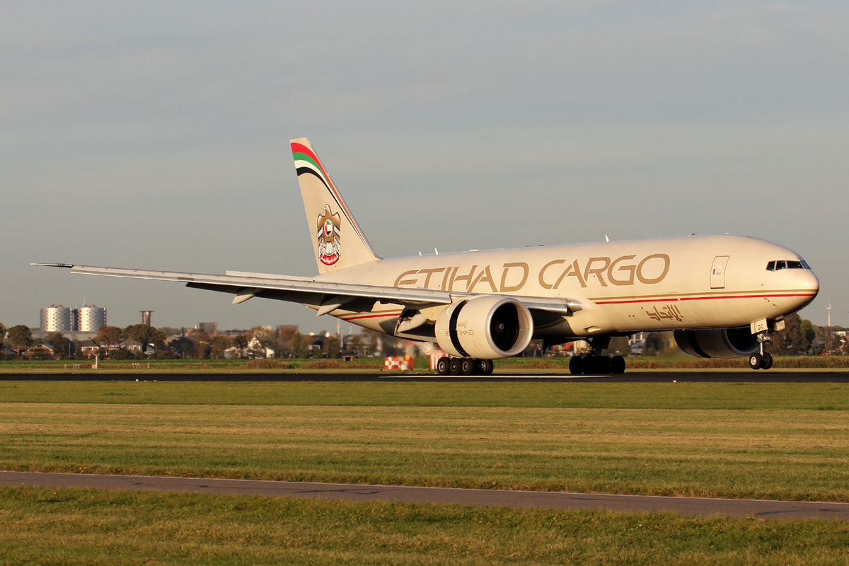 Etihad Cargo Boeing 777-FFX A6-DDC bei der Landung in Amsterdam 12.10.2019