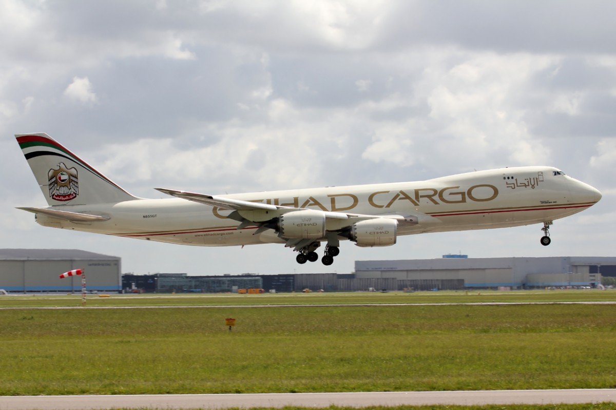 Etihad Cargo N855GT bei der Landung in Amsterdam 20.5.2015