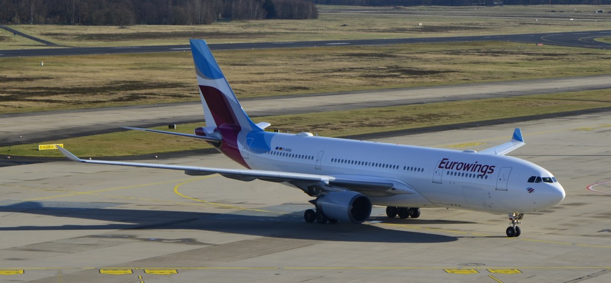 Eurowings, Airbus A 330-203, D-AXGA nach der Ankunft aus Bangkok auf dem Flughafen Köln/Bonn am 25.01.2016