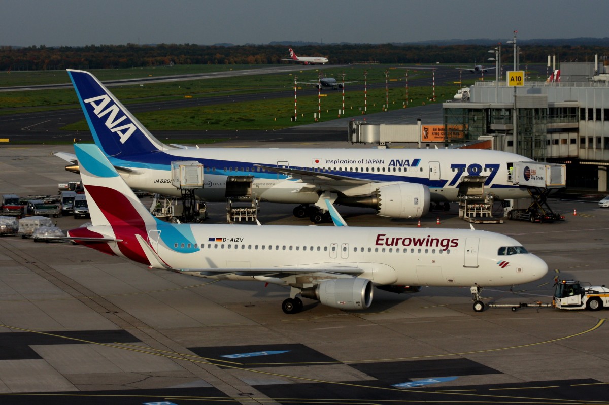 Eurowings,D-AIZV,(c/n 5658),Airbus A320-214(SL), 24.10.2015,DUS-EDDL,Düsseldorf,Germany (hinten: ANA,JA820A,B787-8 Dreamliner)