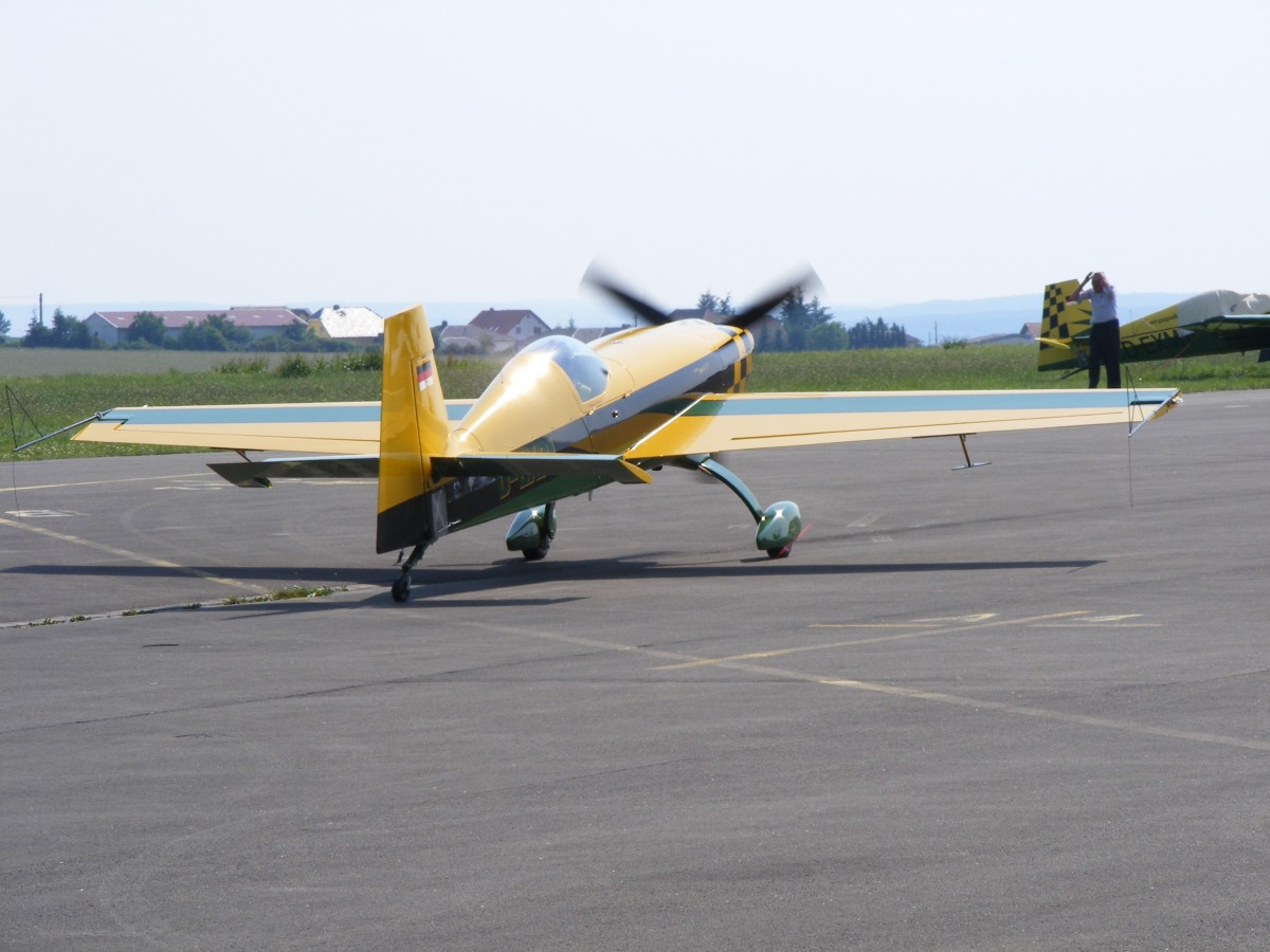 Extra 300SHP, D-EXRI, Flugplatz Gera (EDAJ), 4.7.2015