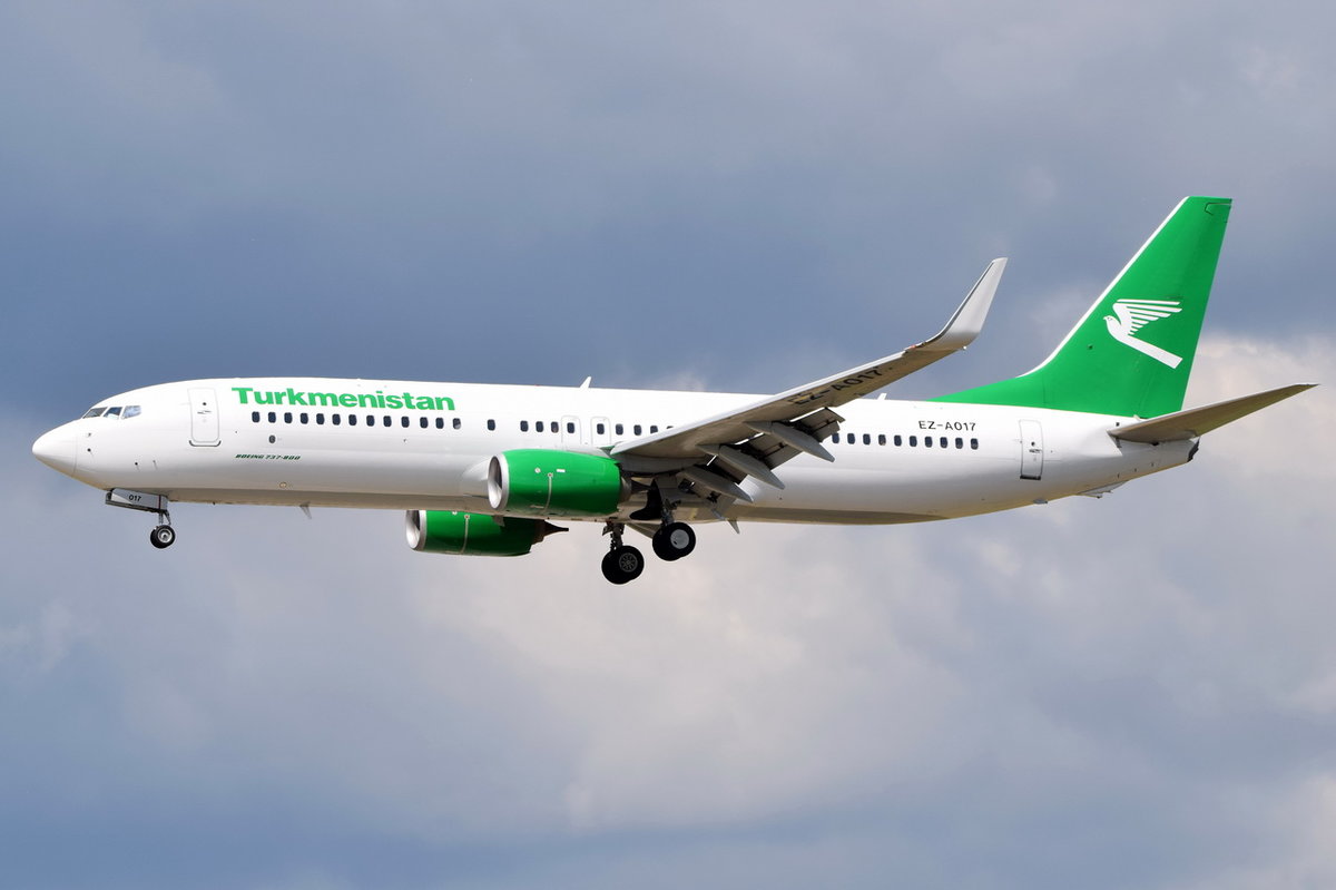EZ-A017 Turkmenistan Airlines Boeing 737-82K(WL)  in Frankfurt am 06.08.2016 beim Landeanflug