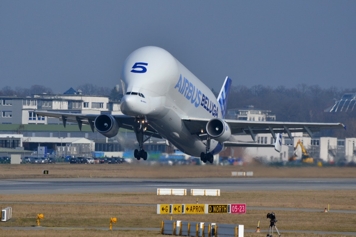 F-GSTF Airbus Transport International Airbus A300B4-608ST   27.02.2014
abgehoben  Hamburg-Finkenwerder