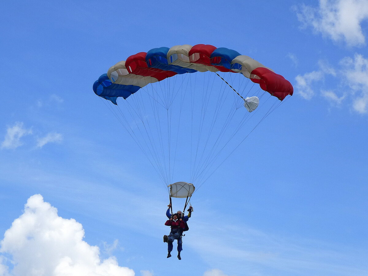 Fallschirm-Tandemsprung aus 4000m Höhe am Flugplatz Bremgarten, hier kurz vor der Landung, Mai 2013
