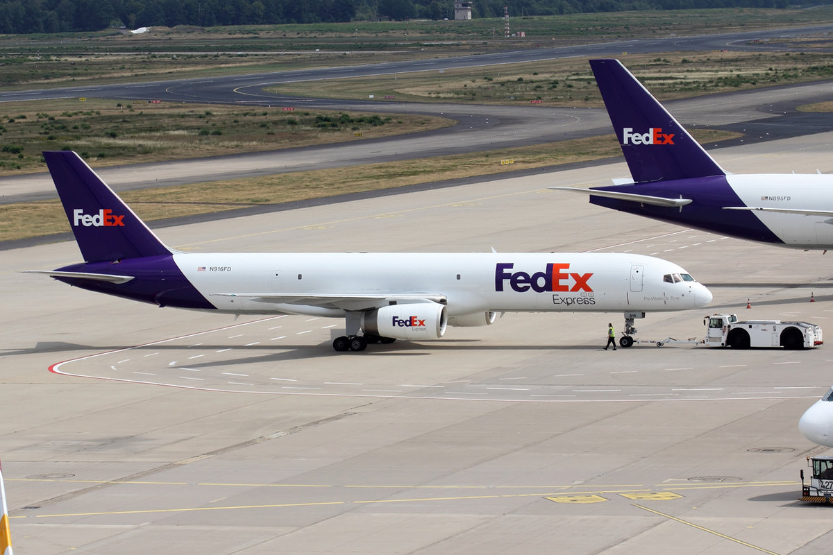 FedEx Boeing 757-27BSF N916FD beim Push back in Köln 21.7.2019