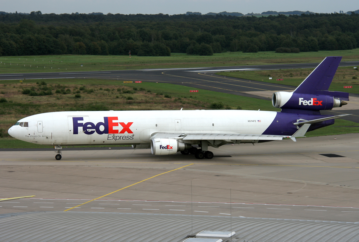 FedEx MD-11F N574FE rollt zur 14L in CGN / EDDK / Köln Bonn am 17.09.2011