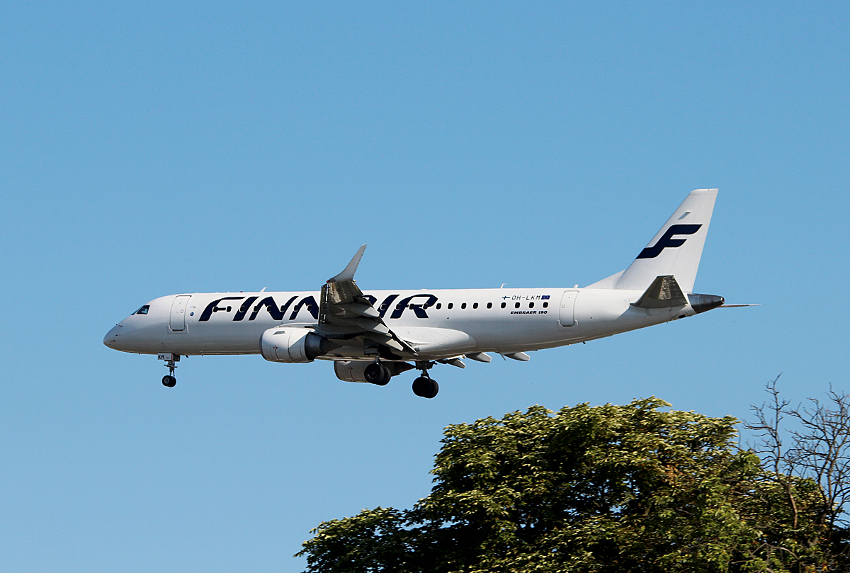 Finnair ERJ-190-100LR OH-LKM bei der Landung in Berlin-Tegel am 11.07.2015