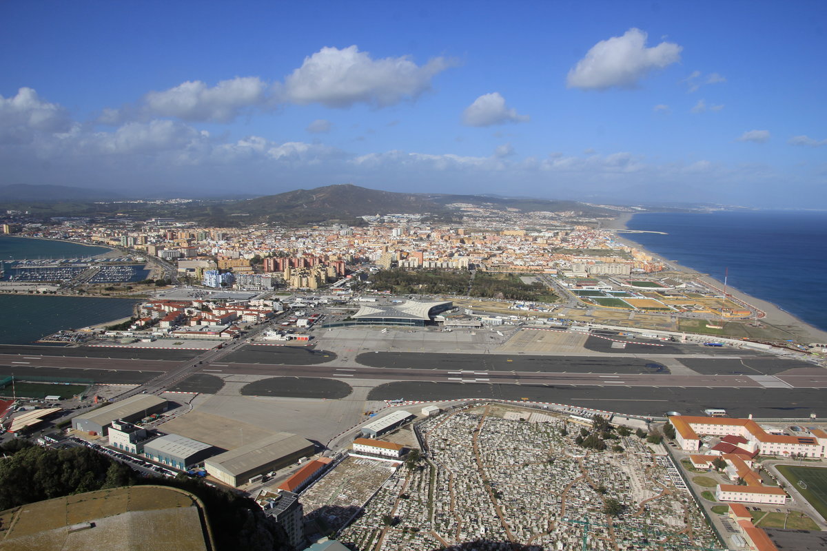 Flughafen Gibraltar. Die Grenze zu Spanien liegt unmittelbar hinter dem Flughafen. Der Wald hinter dem Terminal und die Fussballfelder sind bereits Spanisches Territorium. Ebenso die Stadt La Línea de la Concepción. 01.Februar 2019, GIB Gibraltar, United Kingdom.