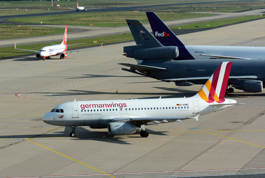 Flughafen Köln/Bonn Flugbetrieb mit D-AGWS (A 319-100 Germanwings), D-ABMF (B 737-800 Air Berlin) und einer Germanwings-Maschine auf der Landebahn, sowie einem Tankflugzeug der USAF und einer Frachtmaschine von FedEx - 19.10.2014