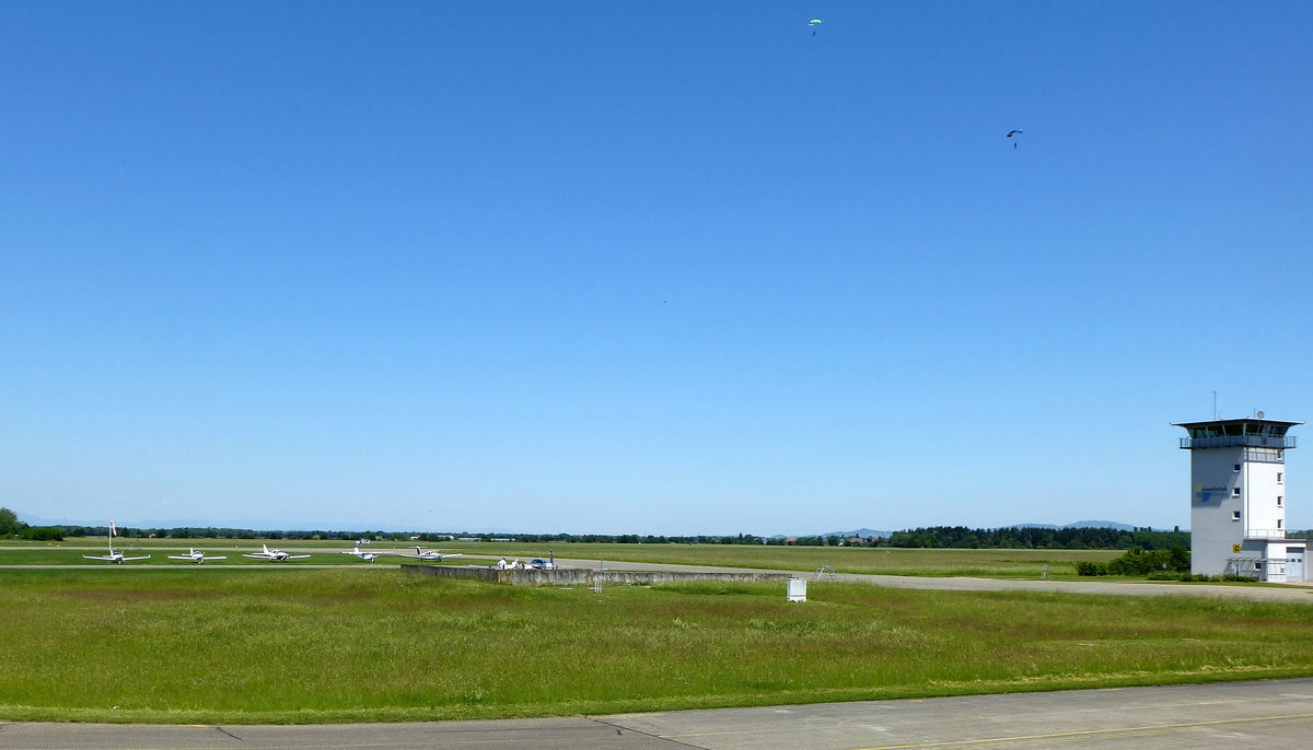 Flugplatz Bremgarten, Blick auf einen Teil der Anlage mit dem Tower rechts und abgestellten Kleinflugzeugen links, Mai 2017 
