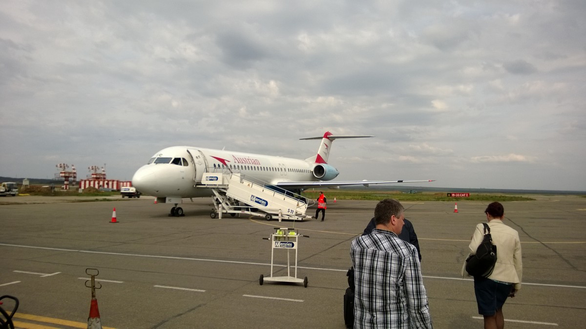 Fokker 100 OE-LVC der Austrian als OS646 nach Wien am Flughafen Iasi. April 2014