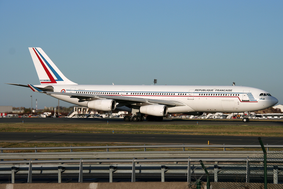 France Air Force A340-200 F-RAJA am Taxiway Y in CDG / LFPG / Paris Charles de Gaulle am 31.11.2011