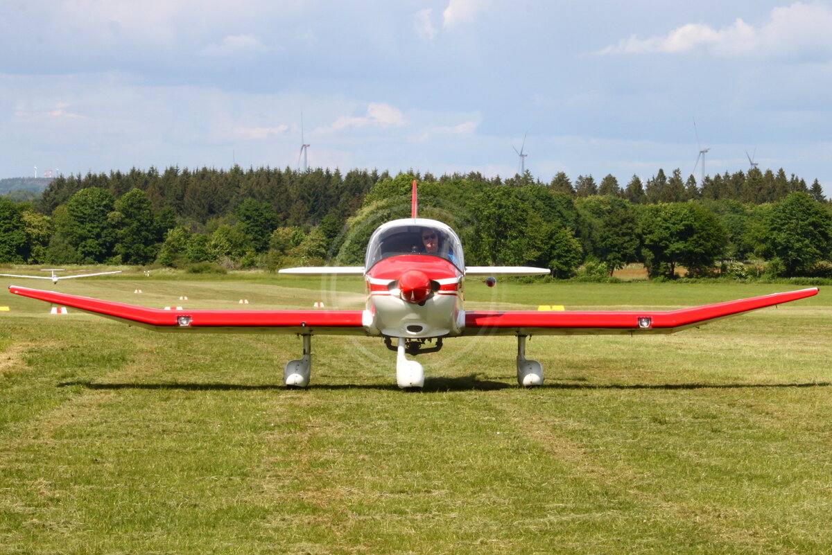 FSV Ailertchen, Avions Robin DR300 Remo 180, D-ELAZ. Ailertchen (EDGA), 28.05.2022.