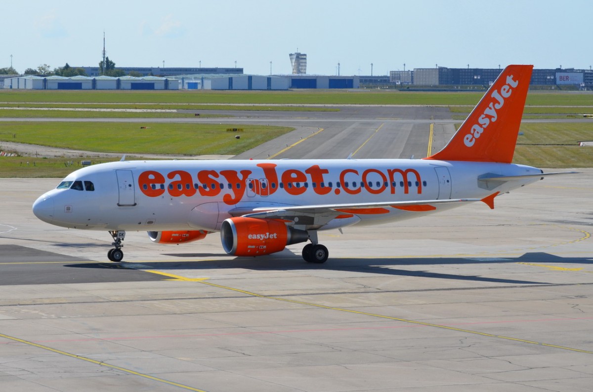 G-EZGK easyJet Airbus A319-111   in Schönefeld am 28.08.2014 zum Gate