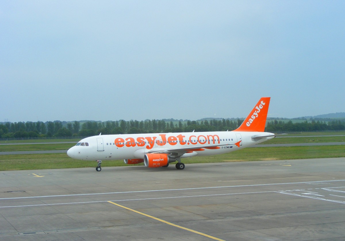 G-EZWB, Airbus A 320-200, easyJet, Edinburgh Airport (EDI), 1.7.2015