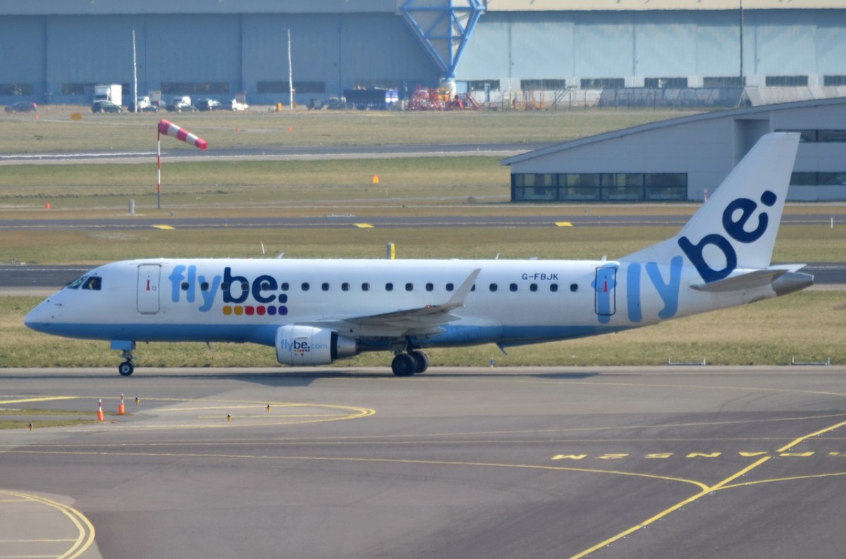 G-FBJK Flybe Embraer ERJ-175STD (ERJ-170-200)   in Amsterdam zum Gate am 13.03.2015