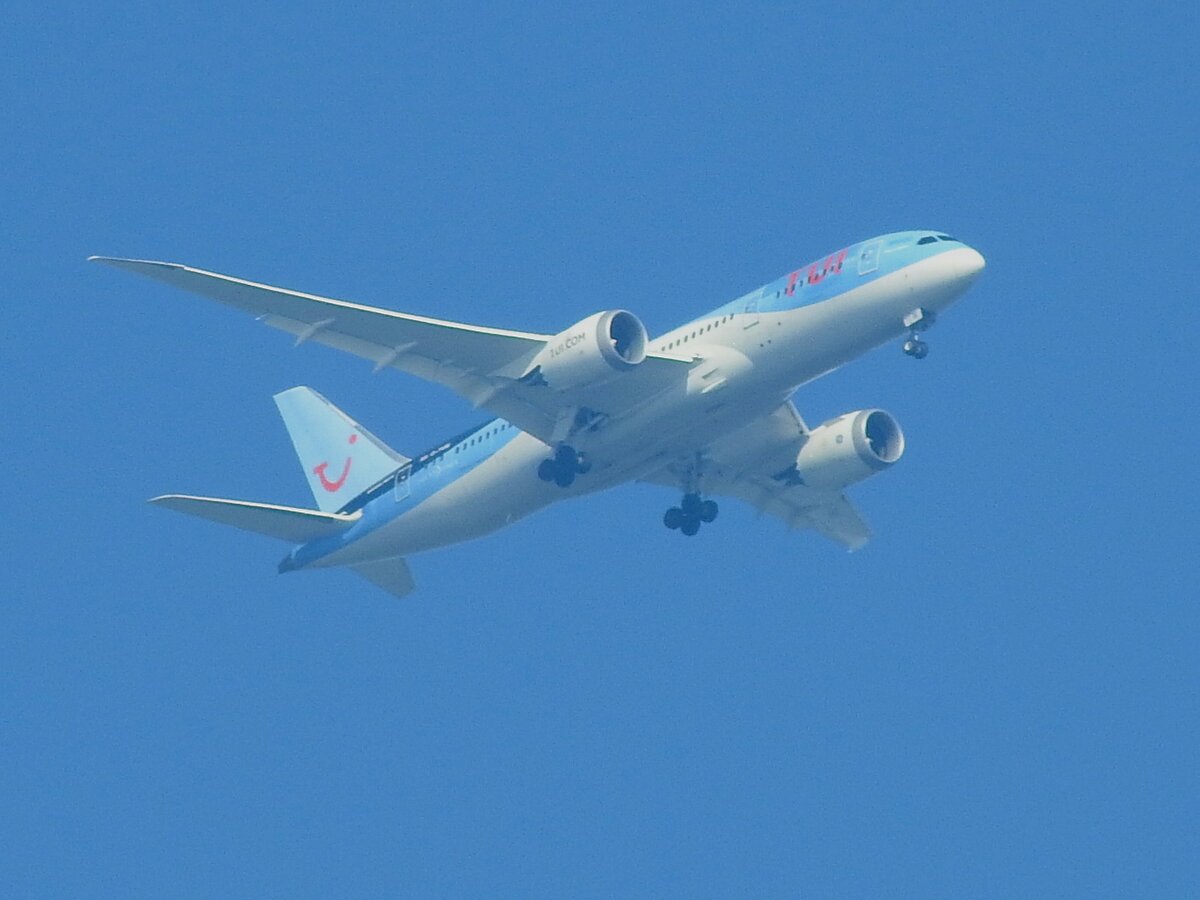 G-TUIE, eine Boeing 787-8 Dreamliner von TUI fly, befindet sich im  Landeanflug auf den Flughafen Salzburg; 230304