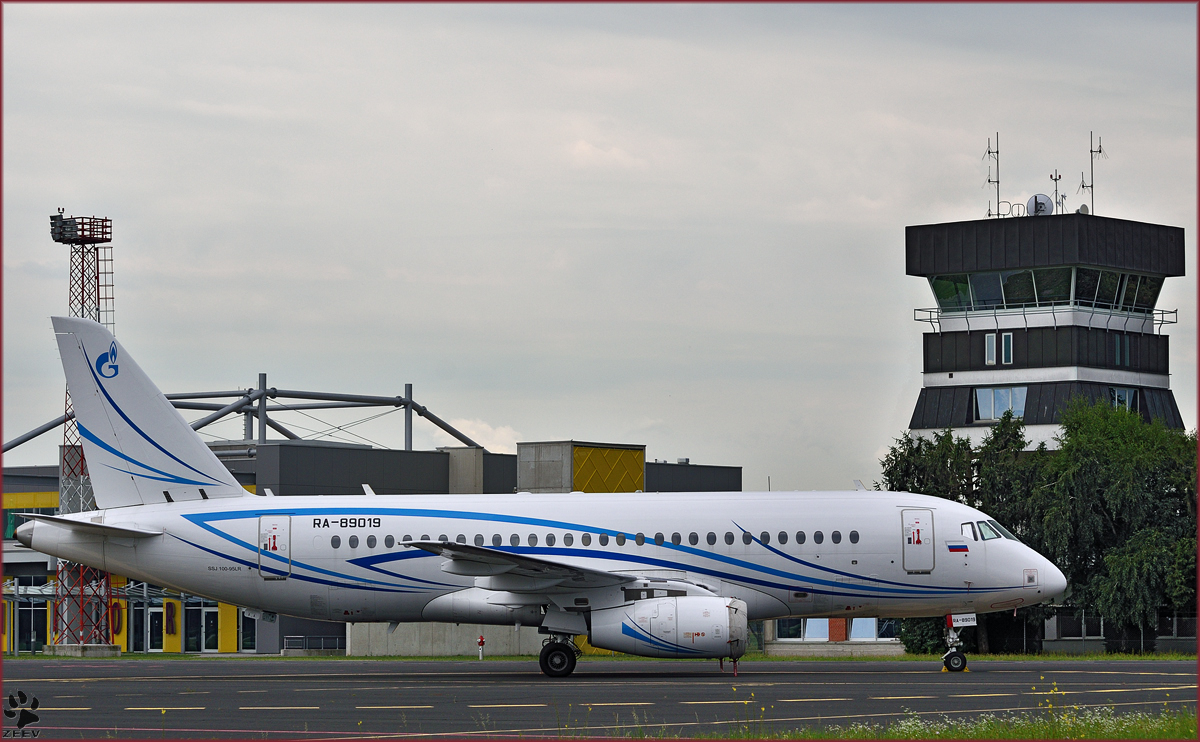 Gazpromavia RA-89019, Sukhoi SuperJet 100 steht auf Vorfeld der Maribor Flughafen MBX. /13.7.2015
