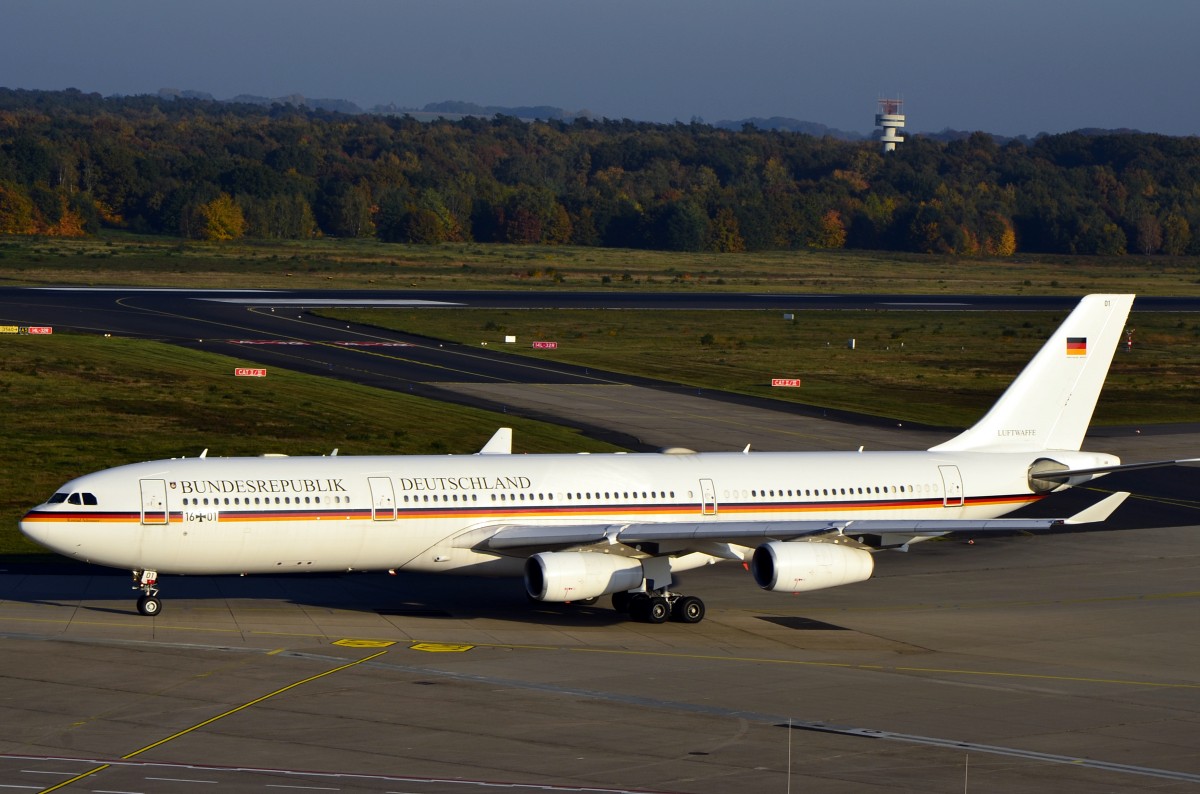 German Airforce, Airbus A340-313X, 16+01  Konrad Adenauer , rollt am 27.10.2015 auf dem Flughafen Köln/Bonn zum Start.