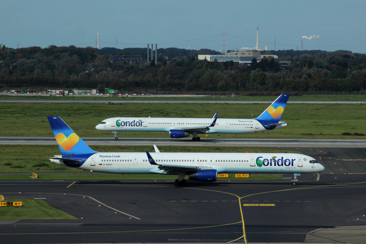 Gleich 2 Boeing 757-300 (vorne D-ABOC, hinten D-ABOH) der Ferienfluggesellschaft Condor begegneten sich am Nachmittag des 10. Oktobers 2014 in Düsseldorf