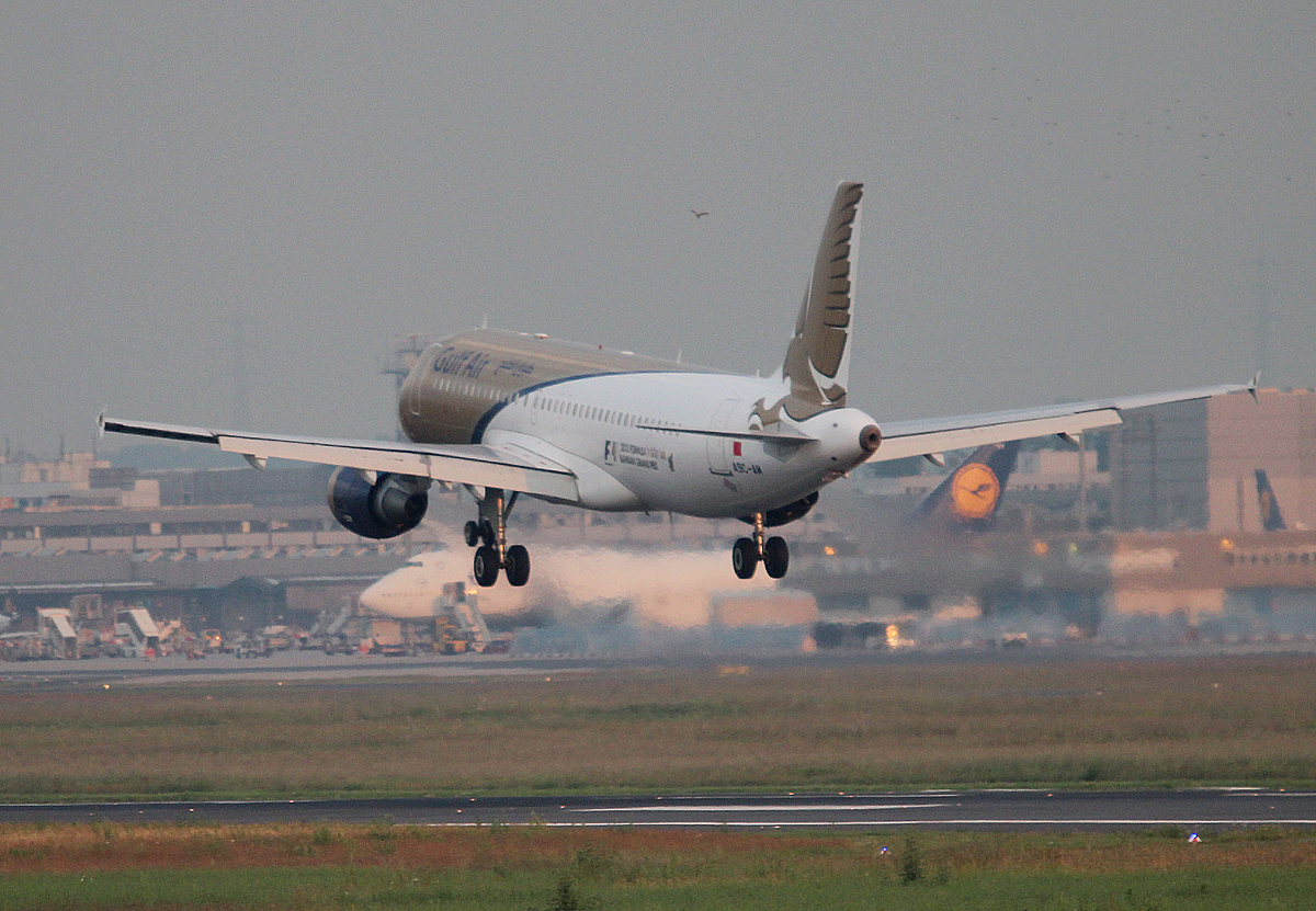 Gulf Air A 320-214 A9C-AM bei der Landung in Frankfurt am frhern Morgen des 12.06.2013