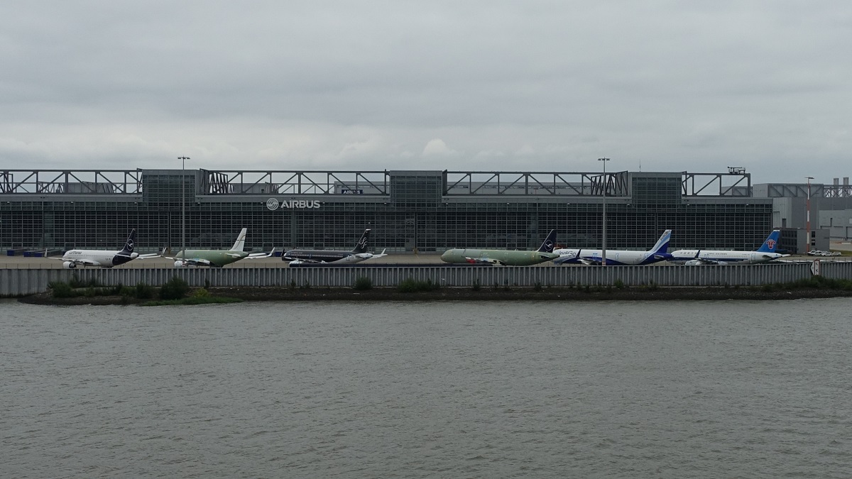 Hamburg am 14.7.2019: Blick von Bord der CAP SAN DIEGO auf das Airbus Werksgelände /